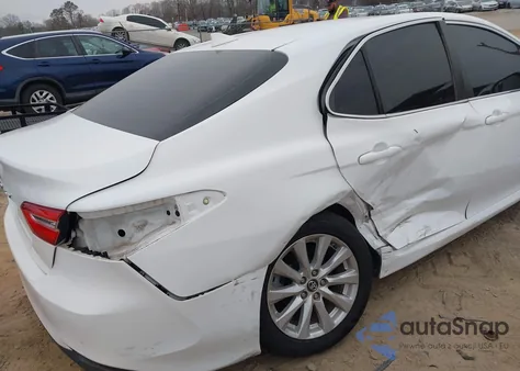 2019 Toyota Camry Le z USA, uszkodzony, nr VIN 4T1B11HK1KU807183